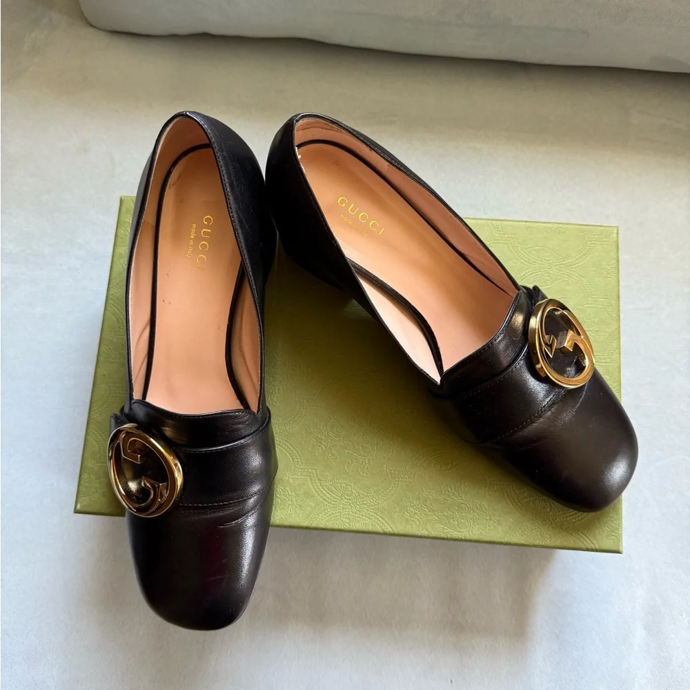 Gucci Black Leather Loafers with Gold Emblem - Picture 2 of 9